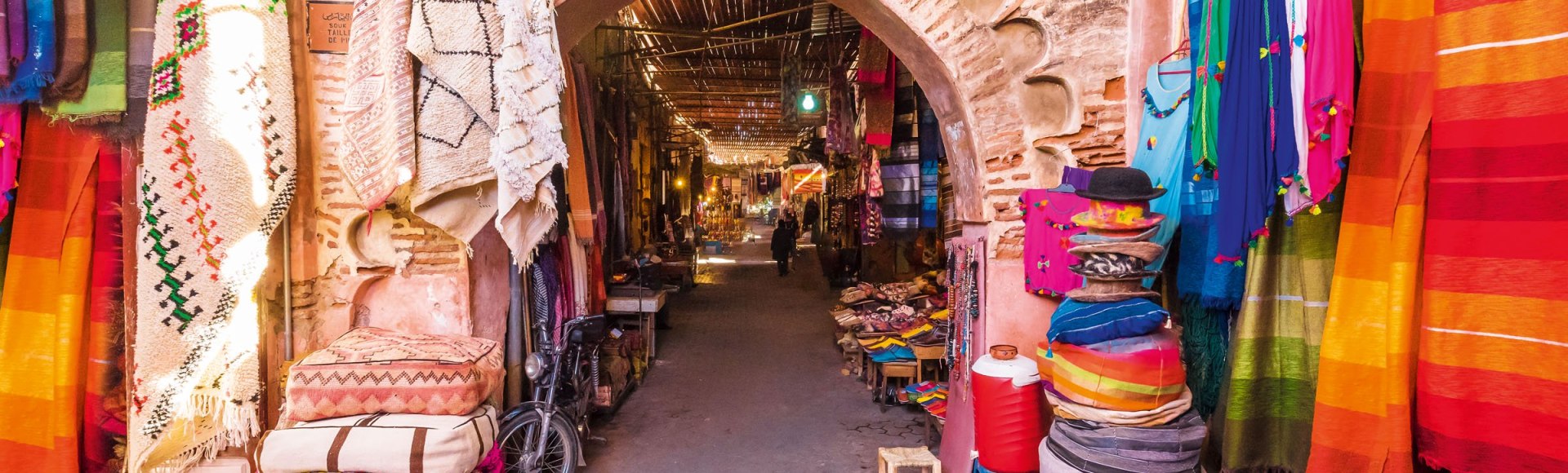 Farbenfroh sind die Gassen der Medina von Marrakesch, Marokko, © Istockphoto.com©balatedorin
