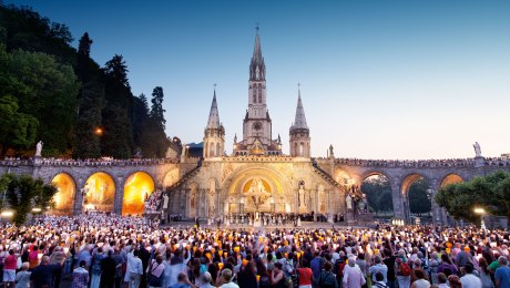 Wundervolle Stimmung bei der Lichterprozession in Lourdes, Frankreich, © OFFICE-DE-TOURISME-DE-LOURDES