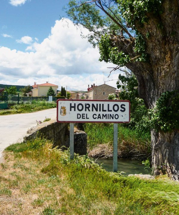 Blick auf Stadtschild Hornillos, Jakobsweg, Spanien, © Bayerisches Pilgerbüro