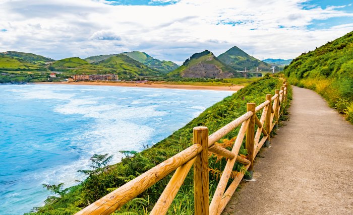 Küstenstraße auf dem Camino del Norte im Baskenland, Spanien, © iStockphoto.com©atmarbom