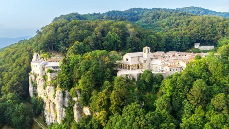 Blick auf das Wallfahrtsheiligtum La Verna, Italien, © Szymanskim - stock.adobe.com