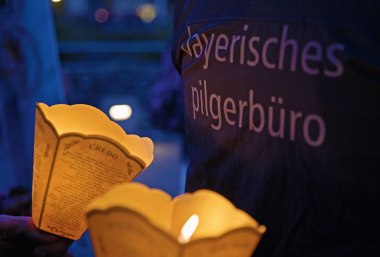 Stimmungsvolle Lichterprozession in Lourdes, © Bayerisches Pilgerbüro