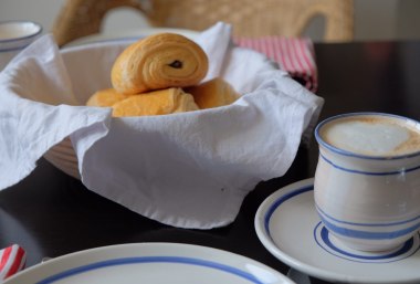 Pain au Chocolat zum Frühstück, Frankreich, © Bayerisches Pilgerbüro