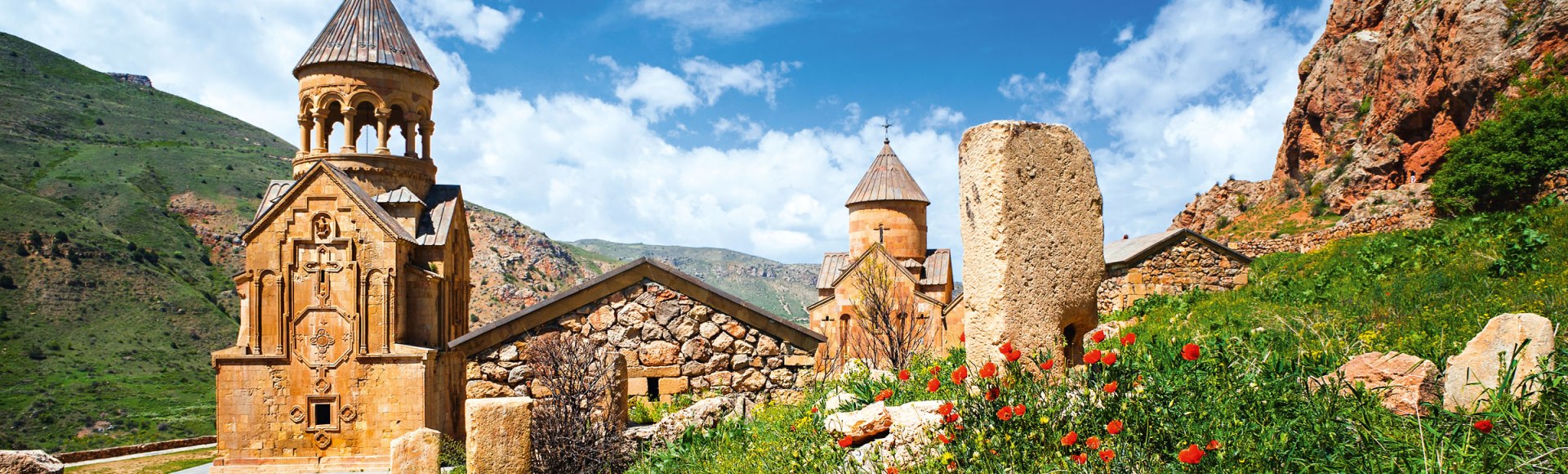 Gut versteckt hoch oben in einem Talschluss liegt das Kloster Norawank in Armenien, © monkographic – stock.adobe.com