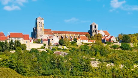 Stadtbild von Vézelay mit Basiklika Ste-Marie-Madeleine, Frankreich, © LianeM-Fotolia.com