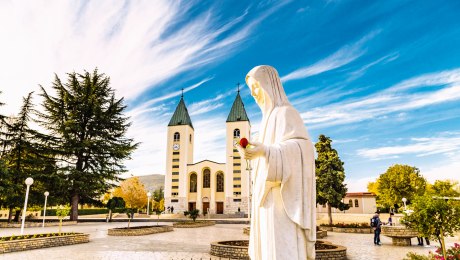 Muttergottes-Statue vor der St.-Jakob-Kirche in Medjugorje, Bosnien und Herzegowina, © gonewiththewind – stock.adobe.com