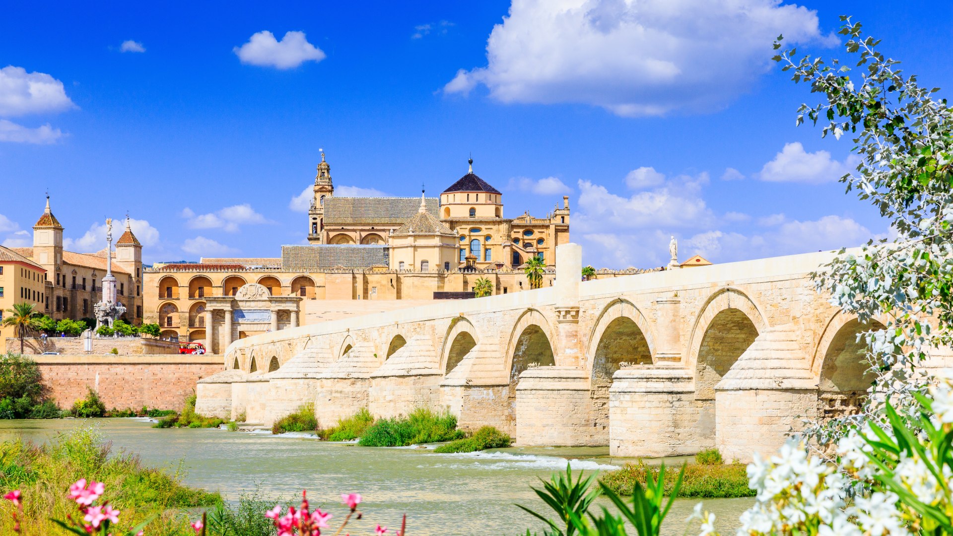Blick auf die Römische Brücke in Córdoba – im Hintergrund die „Mezquita“, die Moschee Córdobas, Spanien  , © emperorcosar – stock.adobe.com