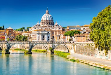 Blick über den Tiber auf die Basilika St. Peter, Rom, © cge2010 - Stock.Adobe.com