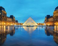 Blick auf das Louvre in Paris in Abendstimmung, Frankreich, © iStockphoto.com - AndreyKrav