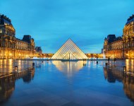 Blick auf das Louvre in Paris in Abendstimmung, Frankreich, © iStockphoto.com - AndreyKrav