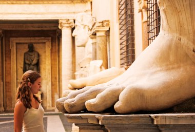 Fuß einer Statue mit Frau im Hintergrund, © Bayerisches Pilgerbüro