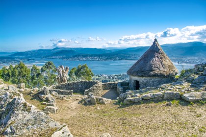 Keltendorf auf dem Monte Santa Tegra, Spanien, © Micalitus – stock.adobe.com