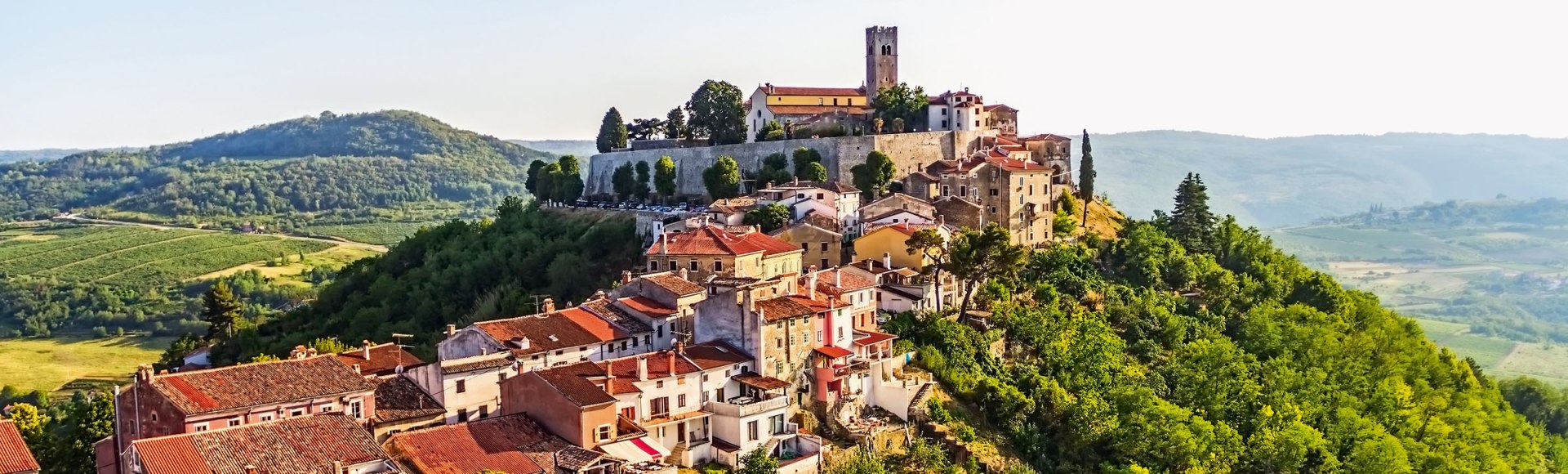 Malerisch liegt die Stadt von Motovun auf einem Hügel im Herzen Istriens, © iStockphoto.com©jasminam