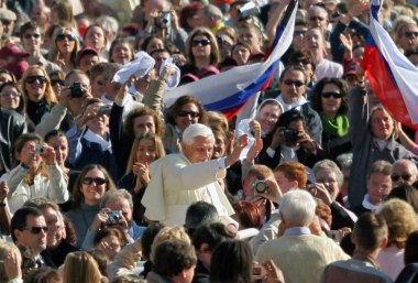 Der emertierte Papst Benedikt XVI auf dem Petersplatz, © Bayerisches Pilgerbüro