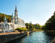 Seitenansicht der Basiliken über der Grotte im Morgenlicht, Lourdes in Frankreich, © Istockphoto.com©Nikada