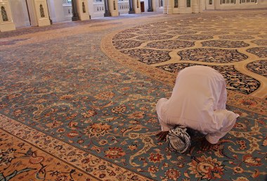 Muslim betet in Moschee, Oman, © Pixabay FG sharonang