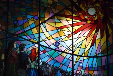 Portugal: Fensterglas in Fatima, © Bayerisches Pilgerbüro