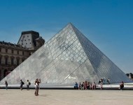 Glaspyramide im Innenhof des Louvre, Paris, Frankreich, © Bayerisches Pilgerbüro