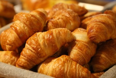 frische Croissants im Korb, Frankreich, © Pixabay