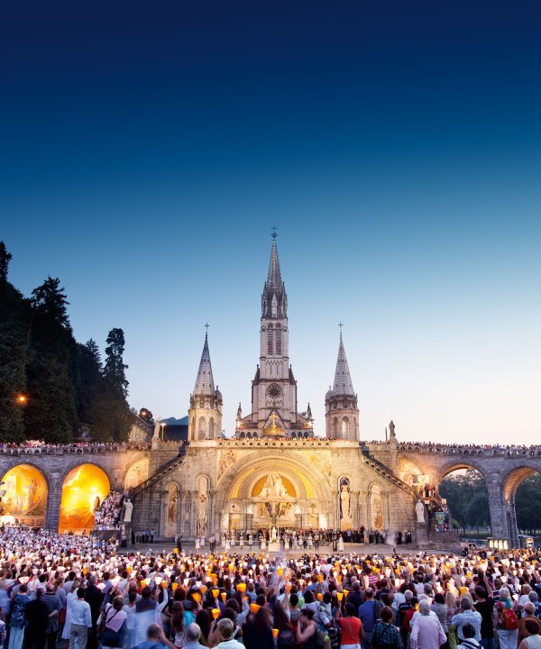 Wundervolle Stimmung bei der Lichterprozession in Lourdes, Frankreich, © OFFICE-DE-TOURISME-DE-LOURDES