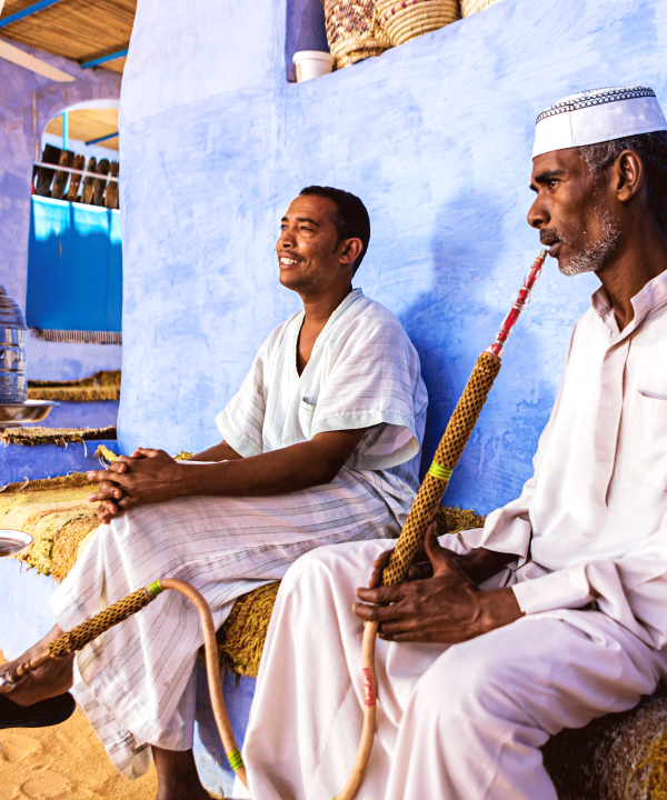 Lange Tradition und entspannende und gesellige Aktivität: das Rauchen einer Wasserpfeife, Ägypten, © iStockphoto.com - hadynyah