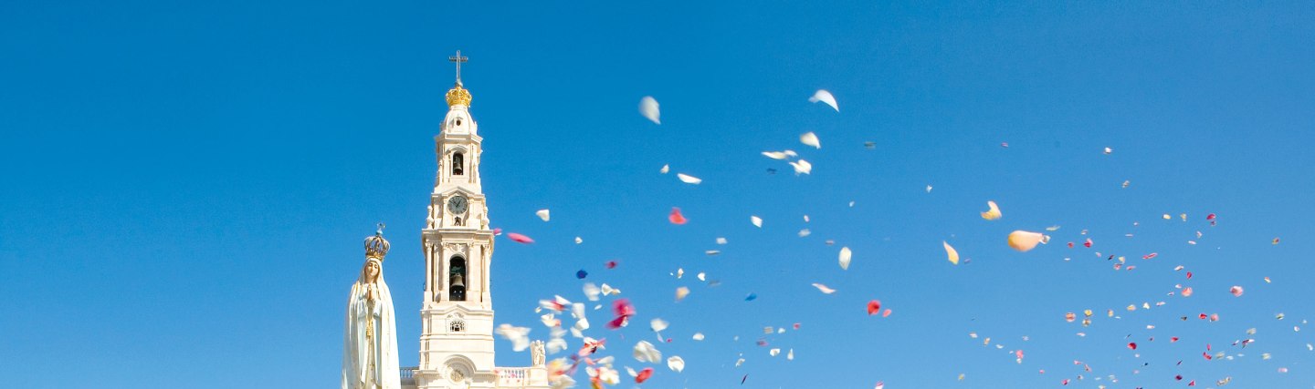 Mit Blütenblättern grüßen Pilger die Marienstatue in Fátima, Portugal, © anturio daSanturio de Fátimae Fátima