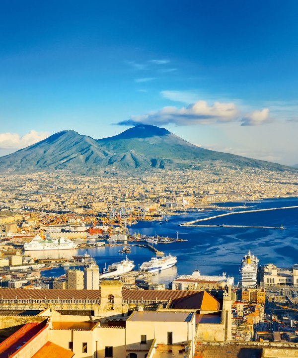 Blick auf Neapel im Hintergrund Vesuv, Italien, © TL_Studio – Fotolia.com