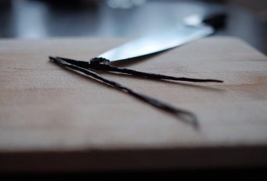 Halbieren Sie die Vanilleschote und kratzen Sie die Vanille mit einem Messer heraus, © Bayerisches Pilgerbüro