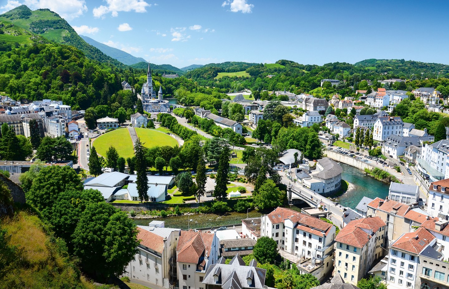 Blick auf Lourdes von der Burg aus, Frankreich, © istockphoto.com©Oks