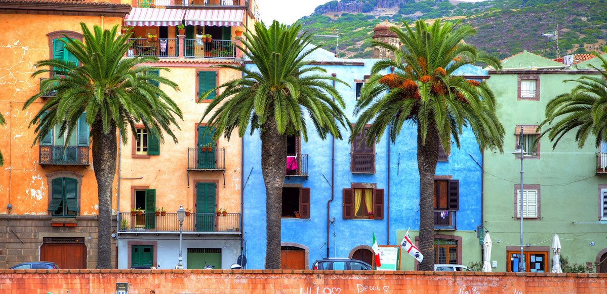 Bunte Häuserfassade in Bosa, Sardinien, © kemaltaner-scr – Fotolia.com