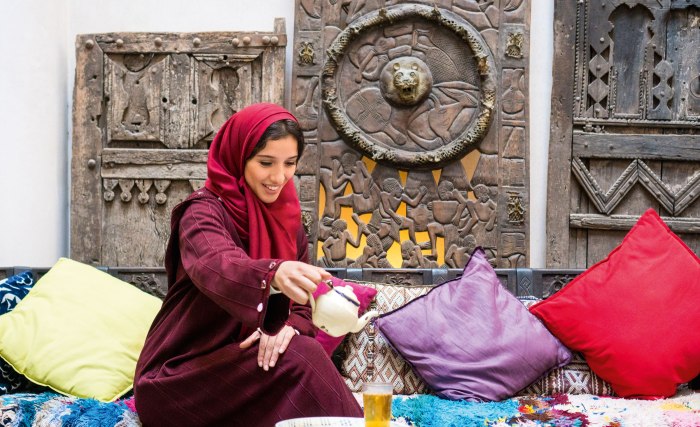 Marokkanische Frau beim Teetrinken, © iStockphoto.com©Marko Rupena