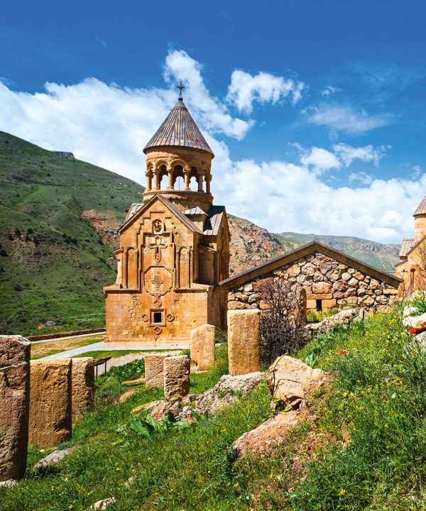 Gut versteckt hoch oben in einem Talschluss liegt das Kloster Norawank in Armenien, © monkographic – stock.adobe.com