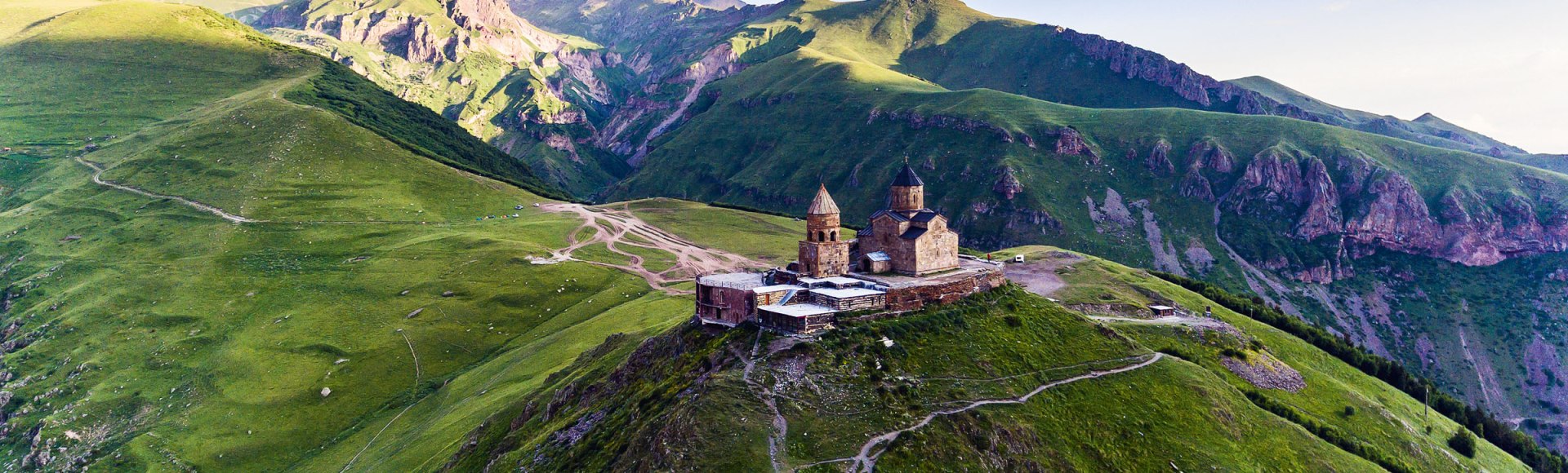 Georgien Großer Kaukasus Dreifaltigkeitskirche Gergeti, © Dmytro Kos - Fotolia.com