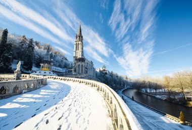 Der Weg zur Oberen Basilika in Lourdes, Frankreich, © Yvann K - Fotolia.com