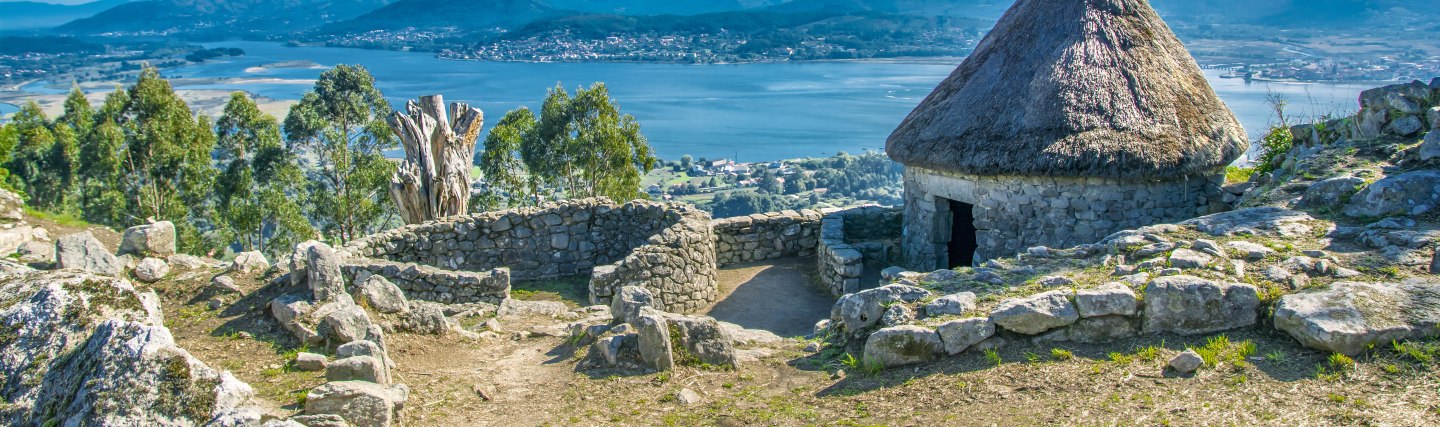 Keltendorf auf dem Monte Santa Tegra, Spanien, © Micalitus – stock.adobe.com