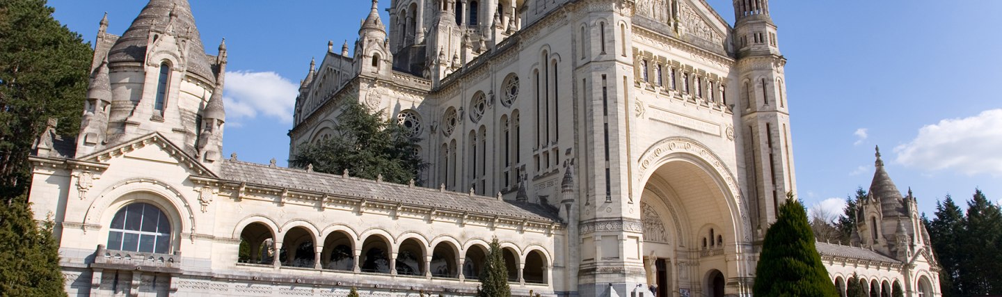 basilika-of-lisieux-copyright-adobestock-oligo