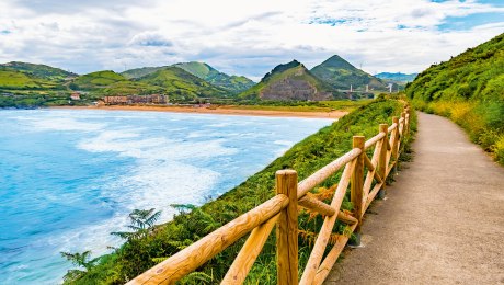 Küstenstraße auf dem Camino del Norte im Baskenland, Spanien, © iStockphoto.com©atmarbom