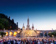 Wundervolle Stimmung bei der Lichterprozession in Lourdes, Frankreich, © OFFICE-DE-TOURISME-DE-LOURDES