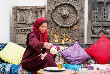 Marokkanische Frau beim Teetrinken, © iStockphoto.com©Marko Rupena