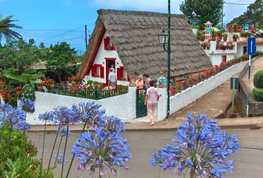 Strohgedeckten, spitzgiebeligen Häuser in Santana auf Madeira, © Bayerisches Pilgerbüro