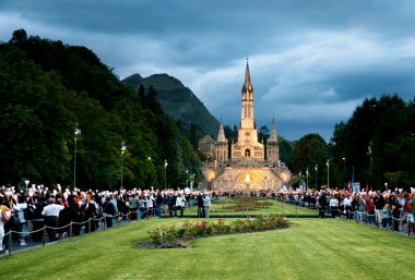 Lichterprozession zur Rosenkranzbasilika in Lourdes  , © Bayerisches Pilgerbüro