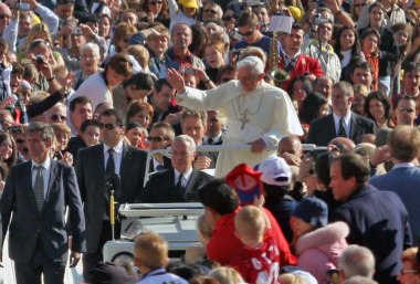 Der emertierte Papst Benedikt XVI auf dem Petersplatz, © Bayerisches Pilgerbüro