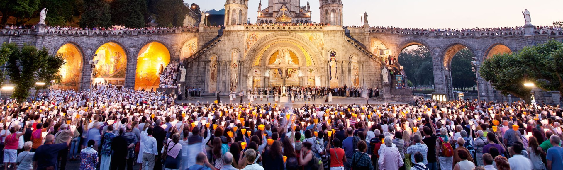 Wundervolle Stimmung bei der Lichterprozession in Lourdes, Frankreich, © OFFICE-DE-TOURISME-DE-LOURDES