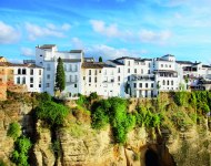 Auf einem Felsplateau schwebt eine der ältesten Städte Spaniens: Ronda, © Mexrix - Fotolia.com