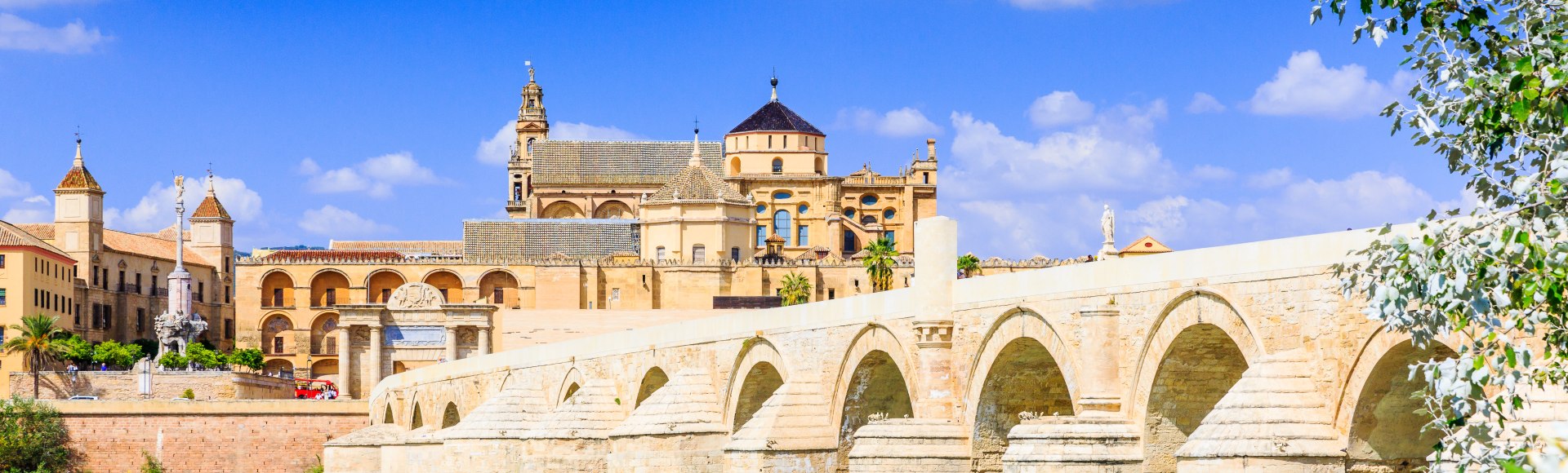 Blick auf die Römische Brücke in Córdoba – im Hintergrund die „Mezquita“, die Moschee Córdobas, Spanien  , © emperorcosar – stock.adobe.com