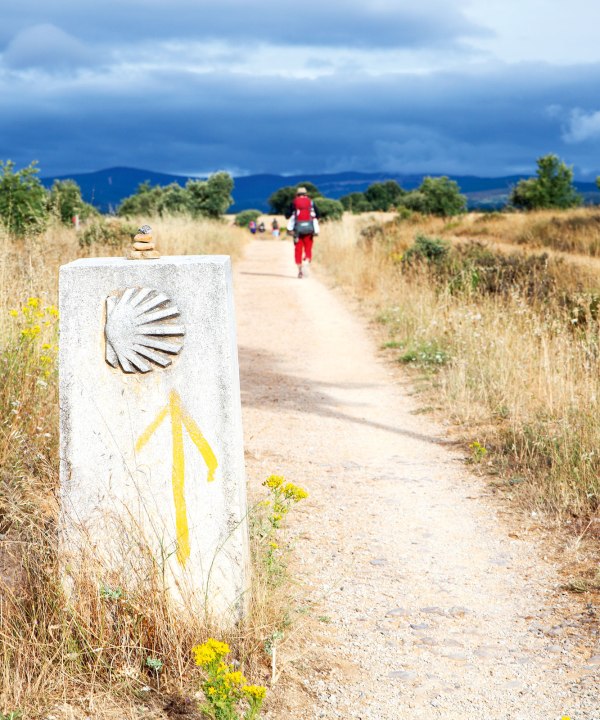 Auf dem Pass von Rabanal del Camino, Spanien, © bepsphoto – Fotolia.com