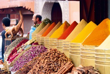 bunter Markt in Marrakesch, Marokko, © istockphoto.com©jimkirkby