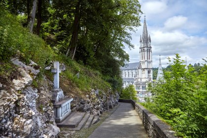 Blick vom Kreuzweg auf die Obere Basilika, Lourdes, Frankreich, © mikeosphoto-stock.adobe.com