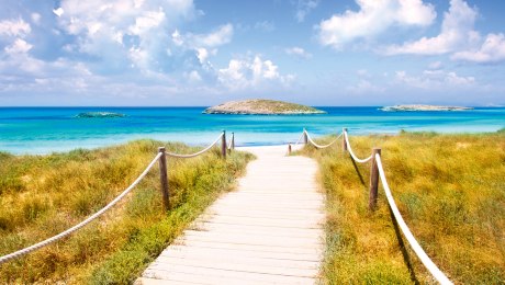 Spanien: Strandweg auf Formentera, © iStockphoto.com©LUNAMARINA