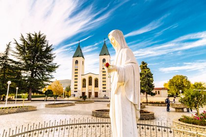 Muttergottes-Statue vor der St.-Jakob-Kirche in Medjugorje, Bosnien und Herzegowina, © gonewiththewind – stock.adobe.com
